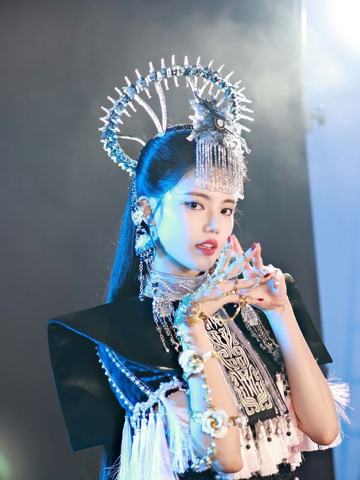 The Latest Trends in Cheongsam-Style Gowns with Fashionable Bags