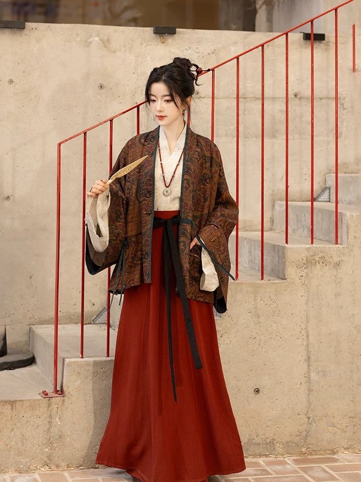The Charm of Qipao with Short Cape:A Blend of Traditional Elegance and Modern Style The Charm of Qipao with Short Cape:A Blend of Traditional Elegance and Modern Style