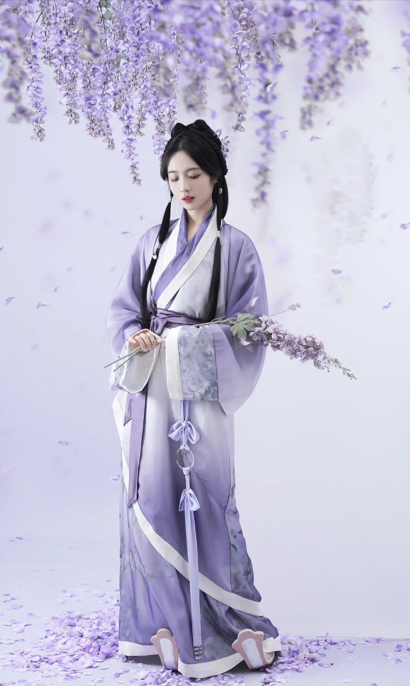 The Dominating Child in Ancient Hanfu Fashion The Dominating Child in Ancient Hanfu Fashion