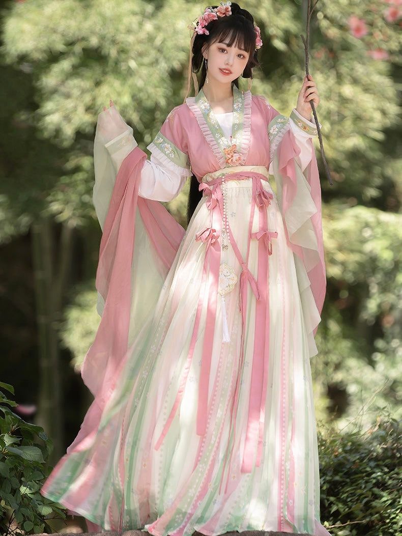 Shanghais Night:The Cheongsam Charm of a Madam Shanghais Night:The Cheongsam Charm of a Madam