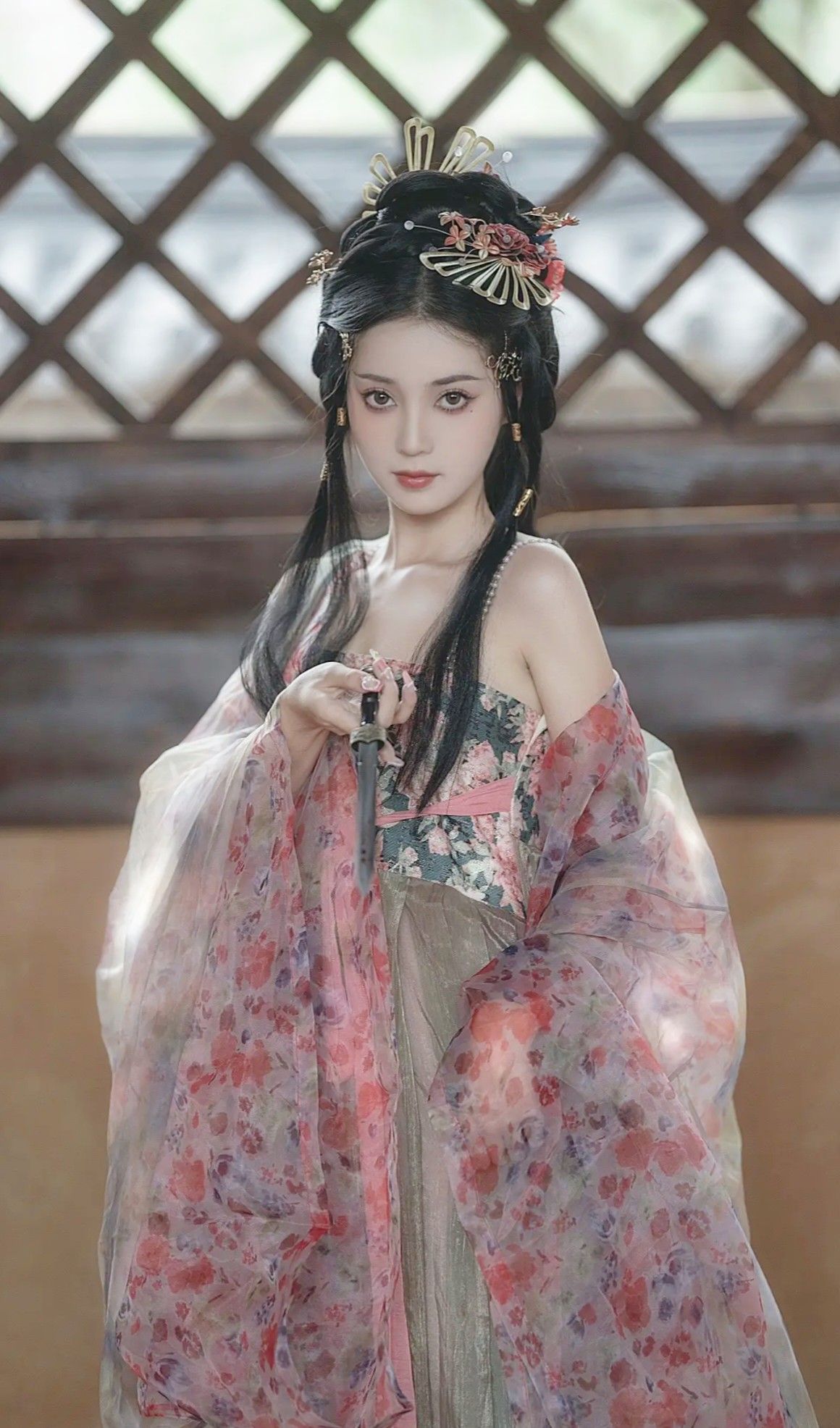 The Splendor of the Phoenix Crown:A Journey into the World of Hanfu Headwear The Splendor of the Phoenix Crown:A Journey into the World of Hanfu Headwear