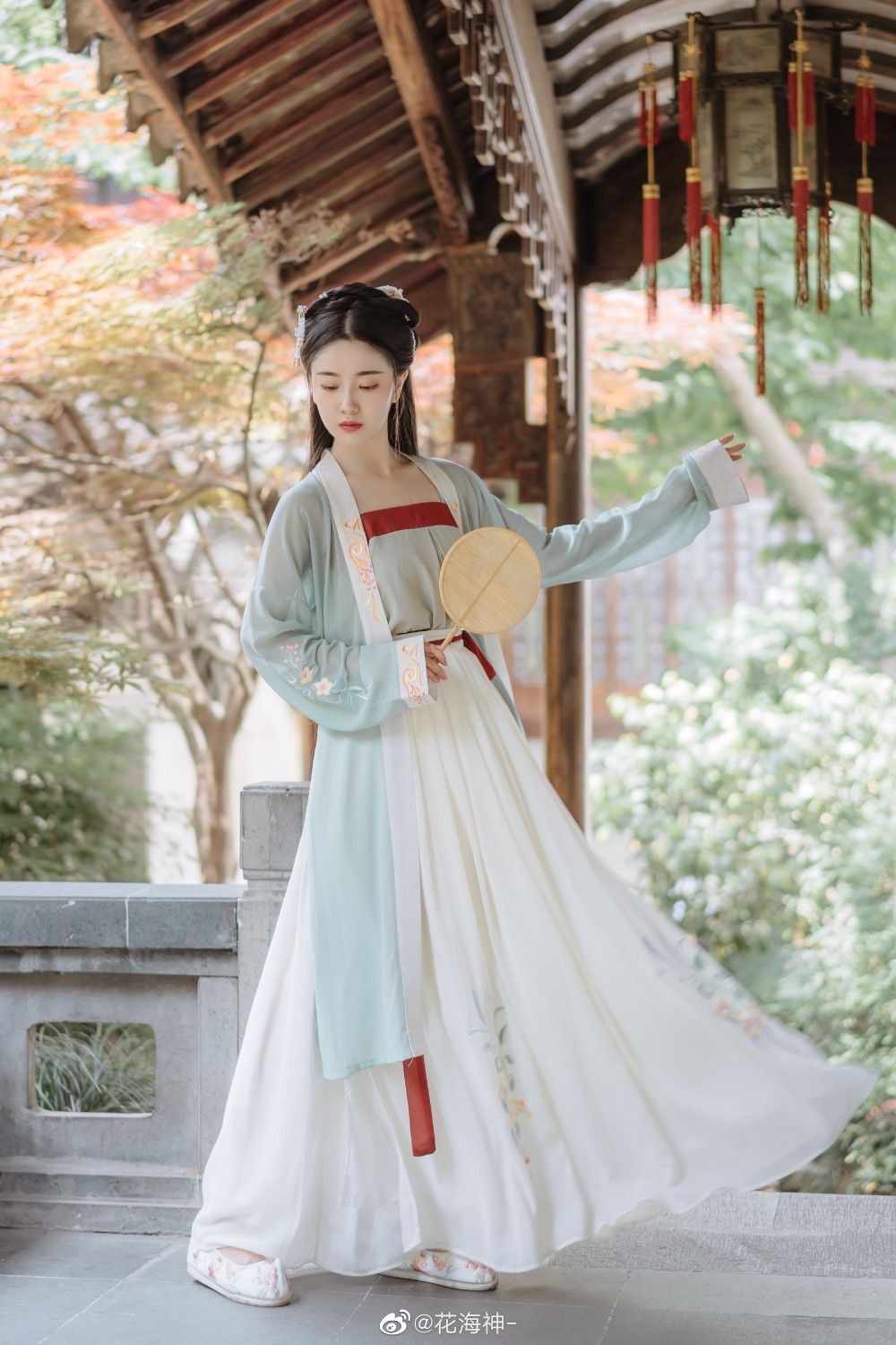 The Enchantment of Hanfu Costume:A Little Girls Role Play in Ancient China