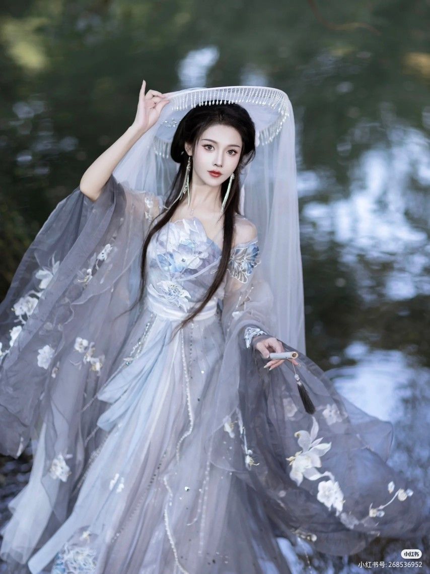 A Nine-Year-Old Child in Traditional Hanfu Costume:The Fairy Appearance