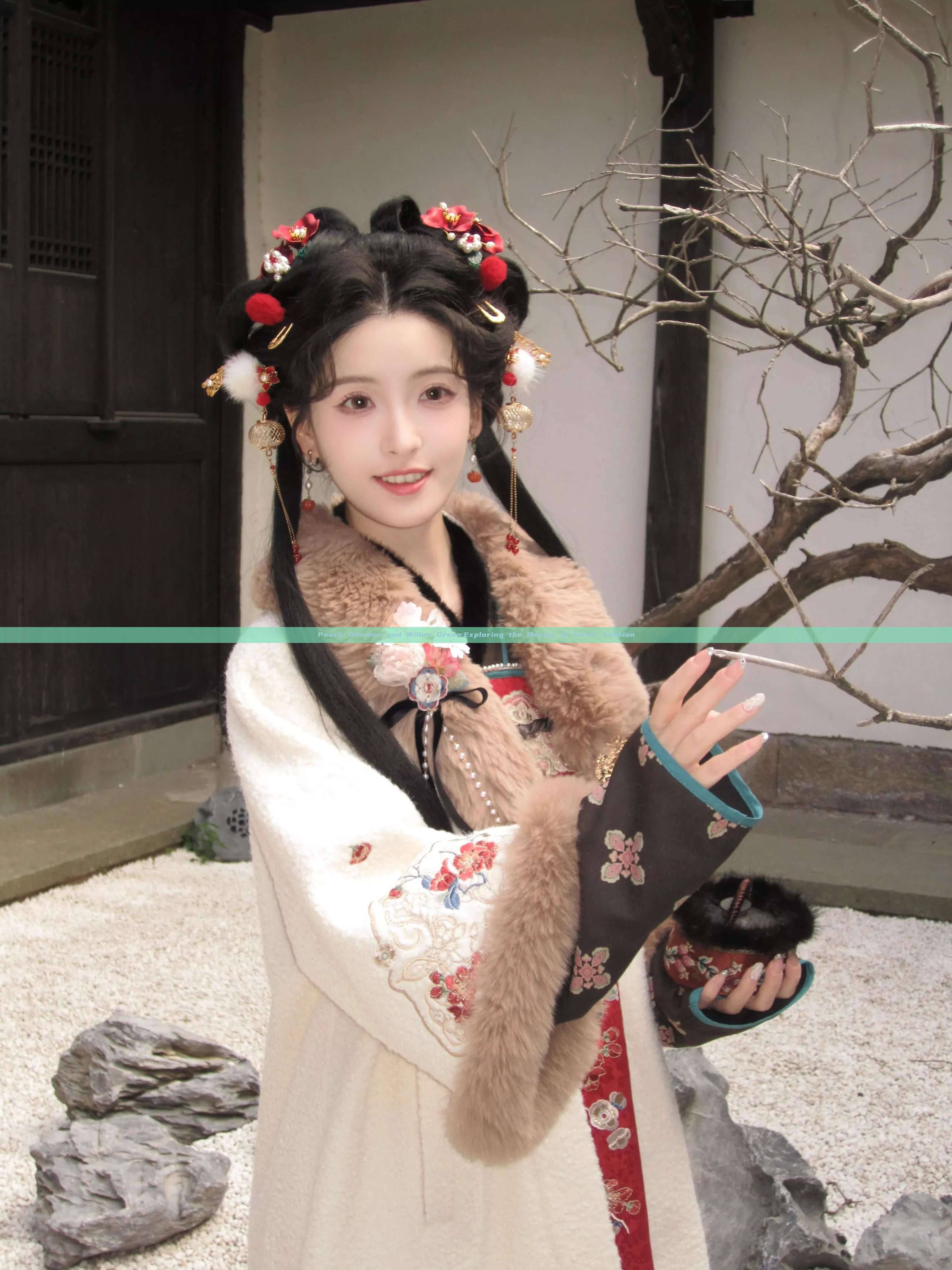 Peach Blossom and Willow Green:Exploring the Beauty of Hanfu Fashion