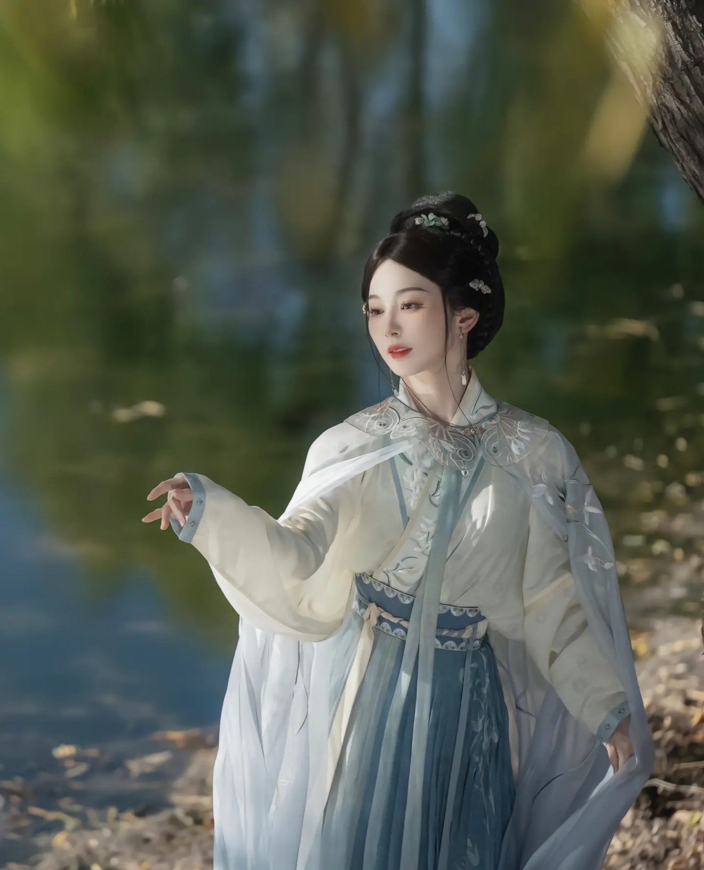 The V-neck Cheongsam:A Blend of Tradition and Modern Elegance