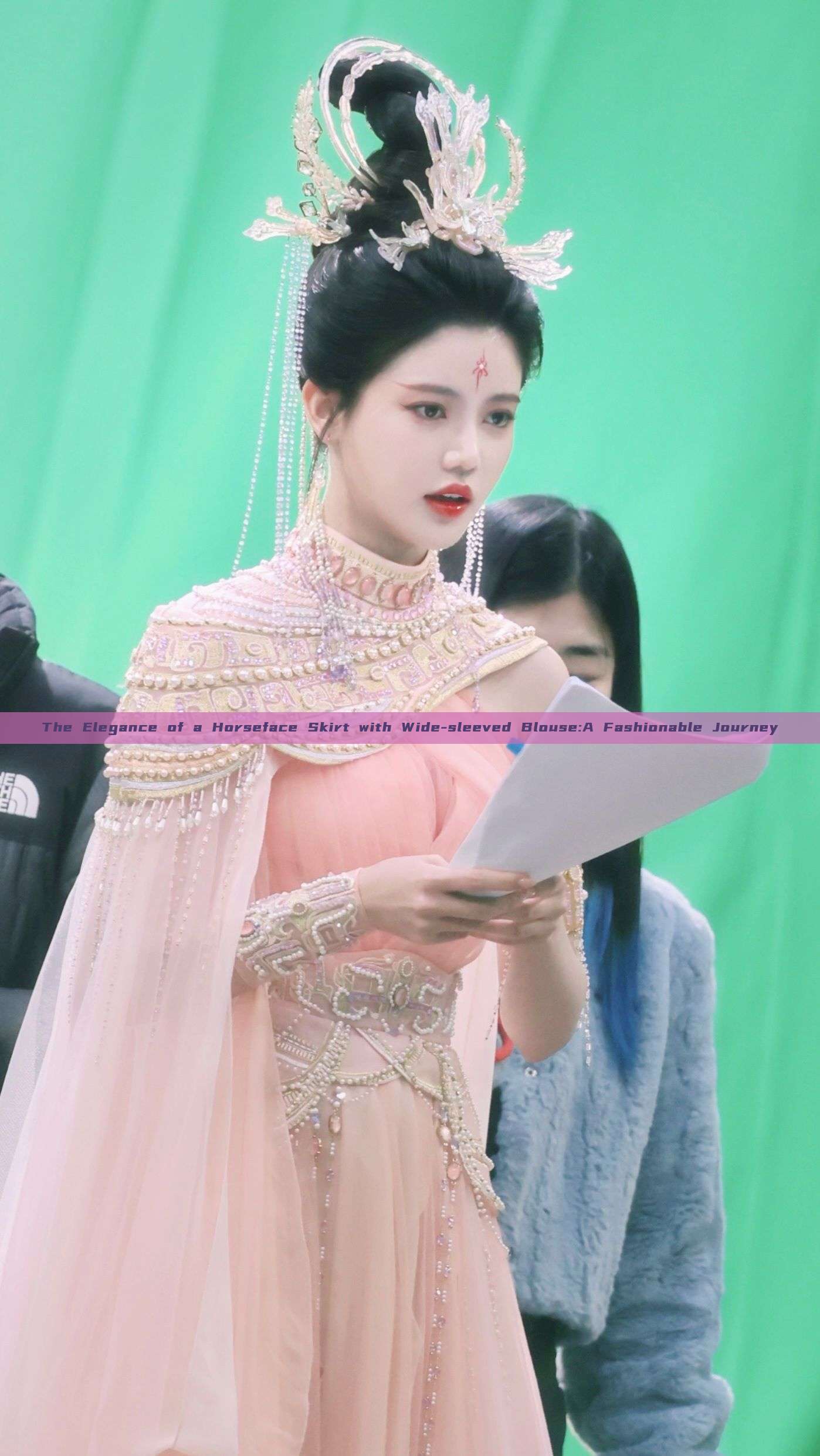 The Elegance of a Horseface Skirt with Wide-sleeved Blouse:A Fashionable Journey The Elegance of a Horseface Skirt with Wide-sleeved Blouse:A Fashionable Journey