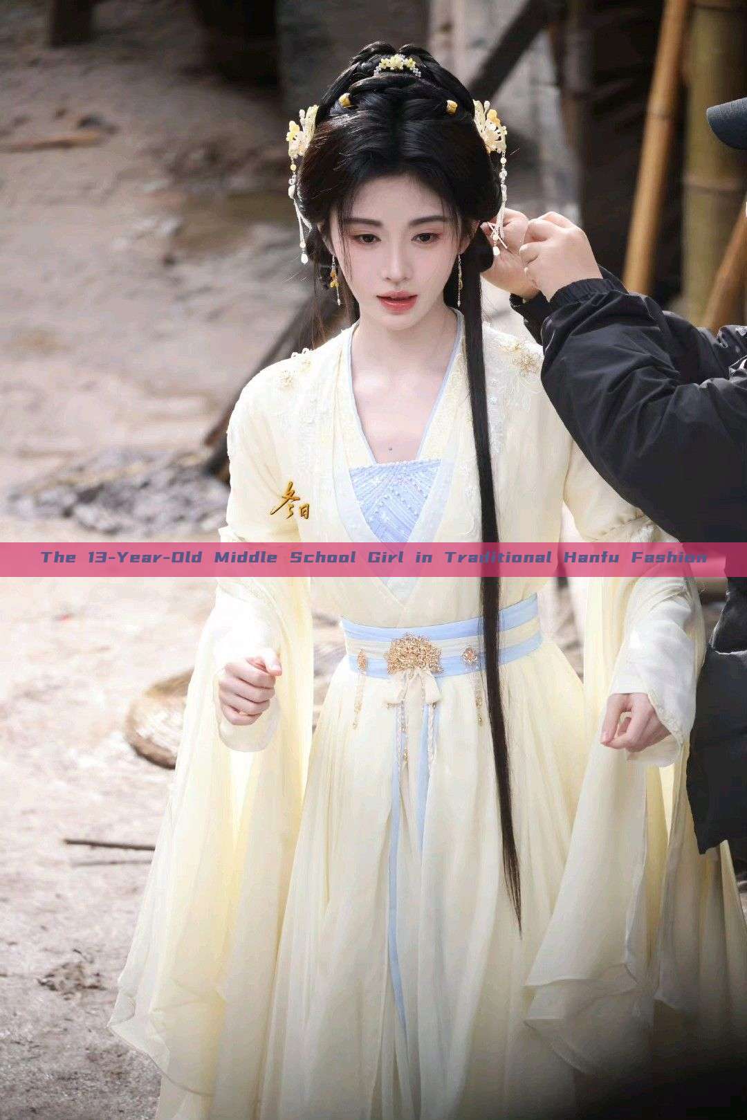The 13-Year-Old Middle School Girl in Traditional Hanfu Fashion The 13-Year-Old Middle School Girl in Traditional Hanfu Fashion