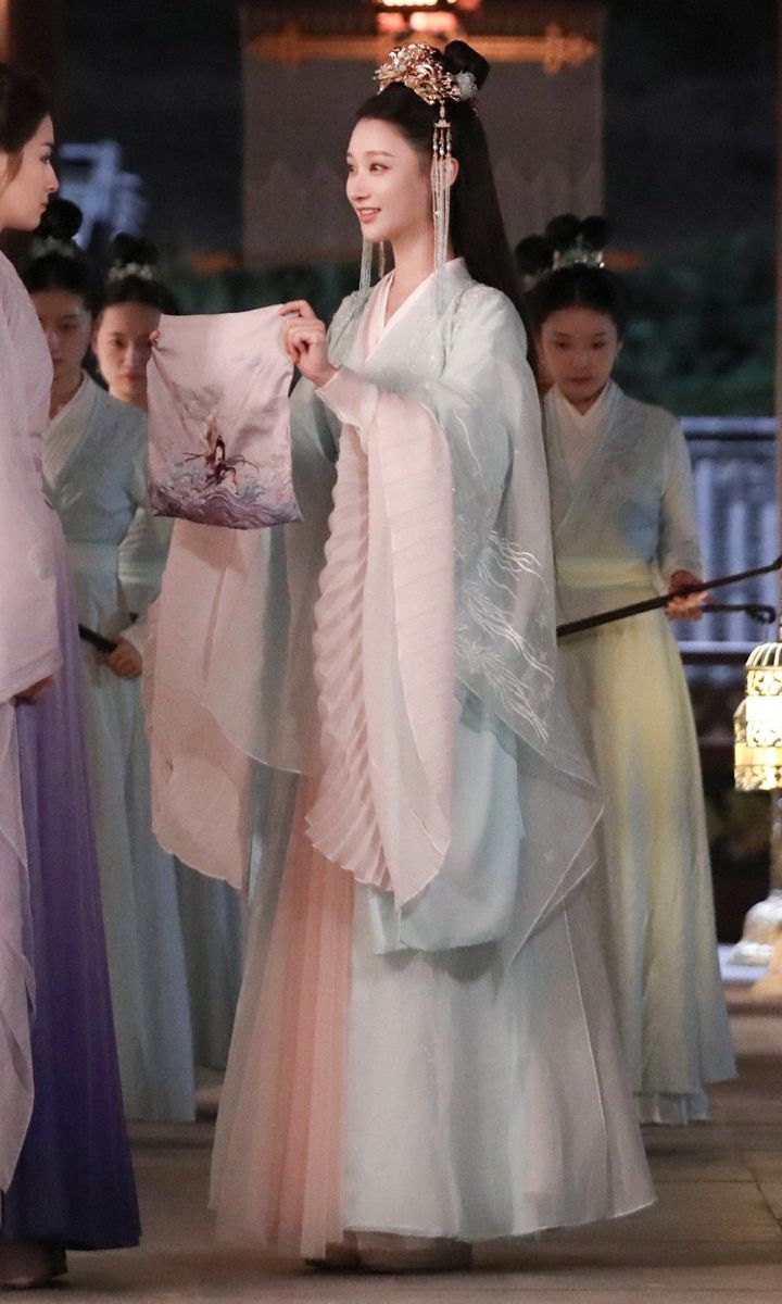 The Charm of Cheongsam Skirts:Mid-Length with Three-Quarter Sleeves