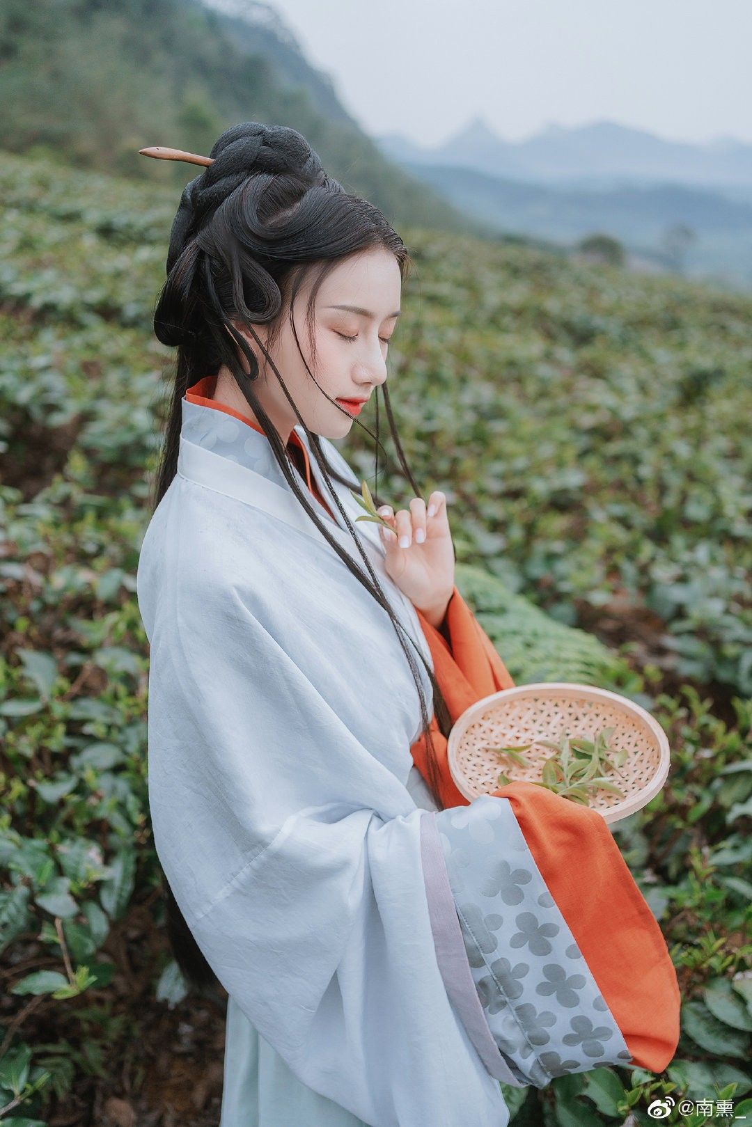 Vibrant Red Embroidery on Traditional Hanfu Shoes:A Cultural Journey Vibrant Red Embroidery on Traditional Hanfu Shoes:A Cultural Journey
