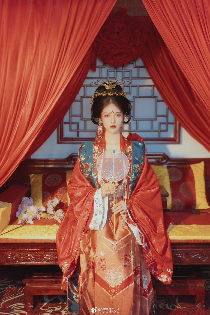 Live Streaming with a Traditional Charm:The Ancient Costume of a Female Clothing Vlogger Live Streaming with a Traditional Charm:The Ancient Costume of a Female Clothing Vlogger
