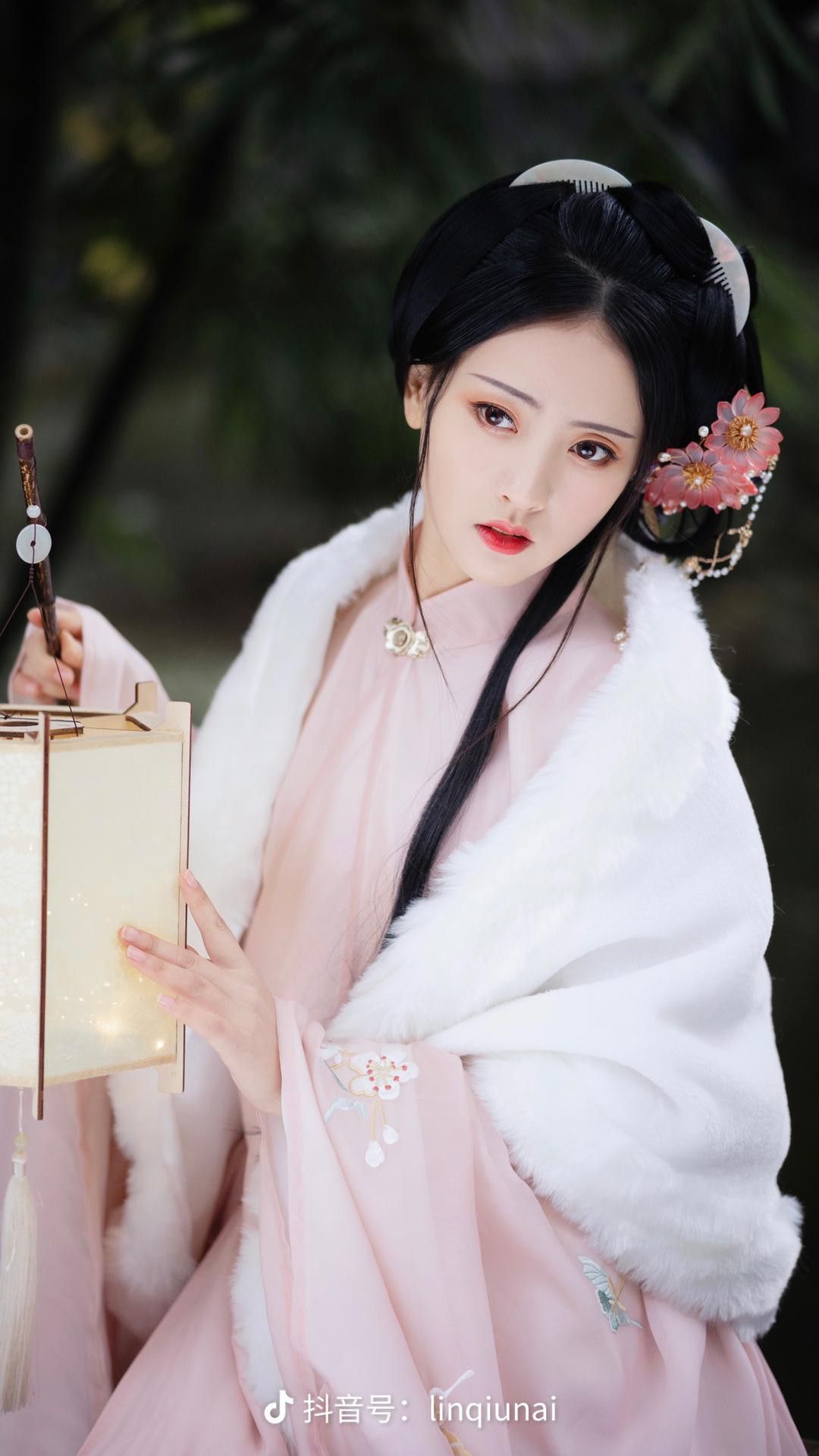 Chinese Cheongsam Dress with Gorgeous Gowns and Traditional 盘扣