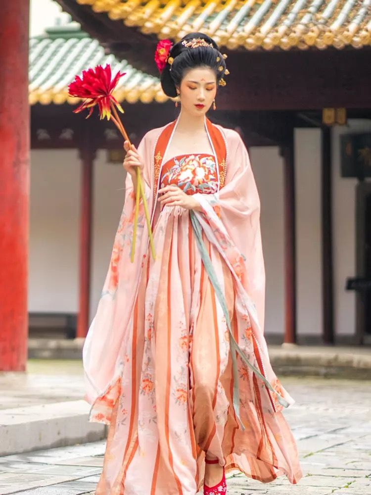 Plump Beauty in Traditional玉兔少女汉服:Embracing the Beauty of Curves in Hanfu Fashion Plump Beauty in Traditional玉兔少女汉服:Embracing the Beauty of Curves in Hanfu Fashion