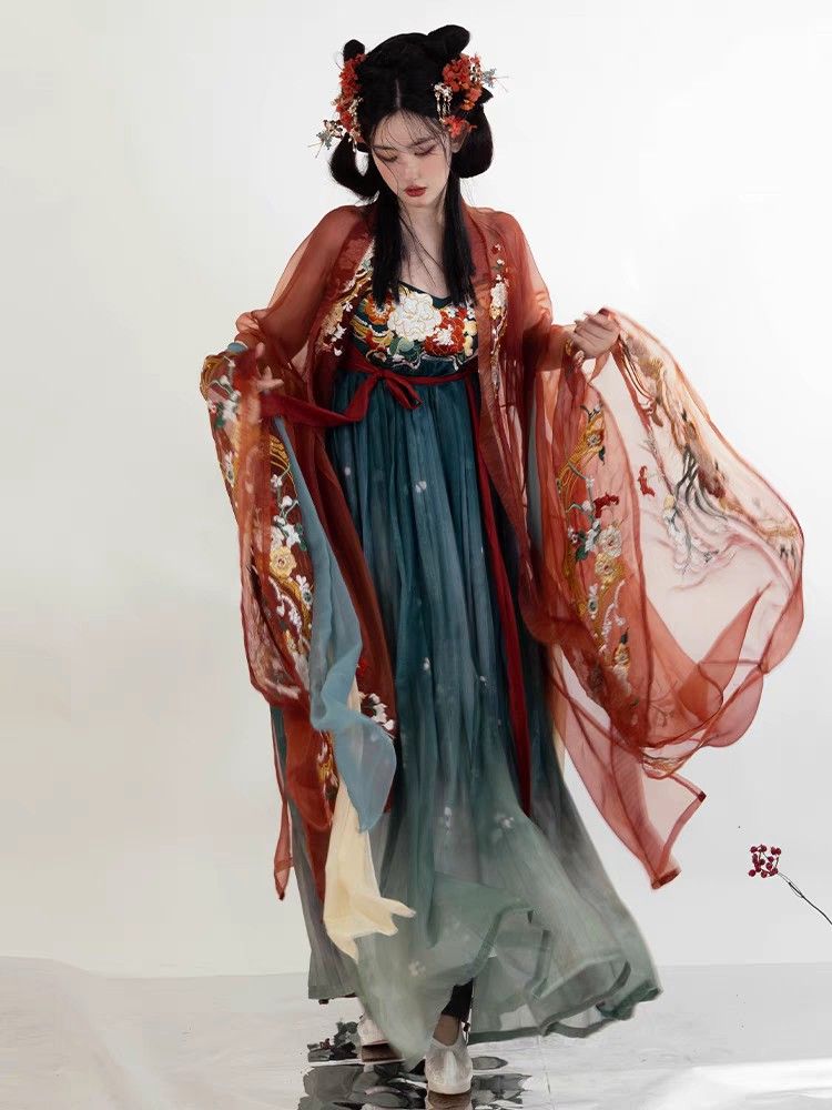 The Revival of Hanfu Fashion:The Close Connection between Liquor and Traditional Chinese Culture The Revival of Hanfu Fashion:The Close Connection between Liquor and Traditional Chinese Culture