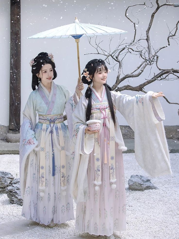 Summer Kimono with a Hooded Cape:Exploring the Blend of Traditional and Modern Elements in Fashion Summer Kimono with a Hooded Cape:Exploring the Blend of Traditional and Modern Elements in Fashion