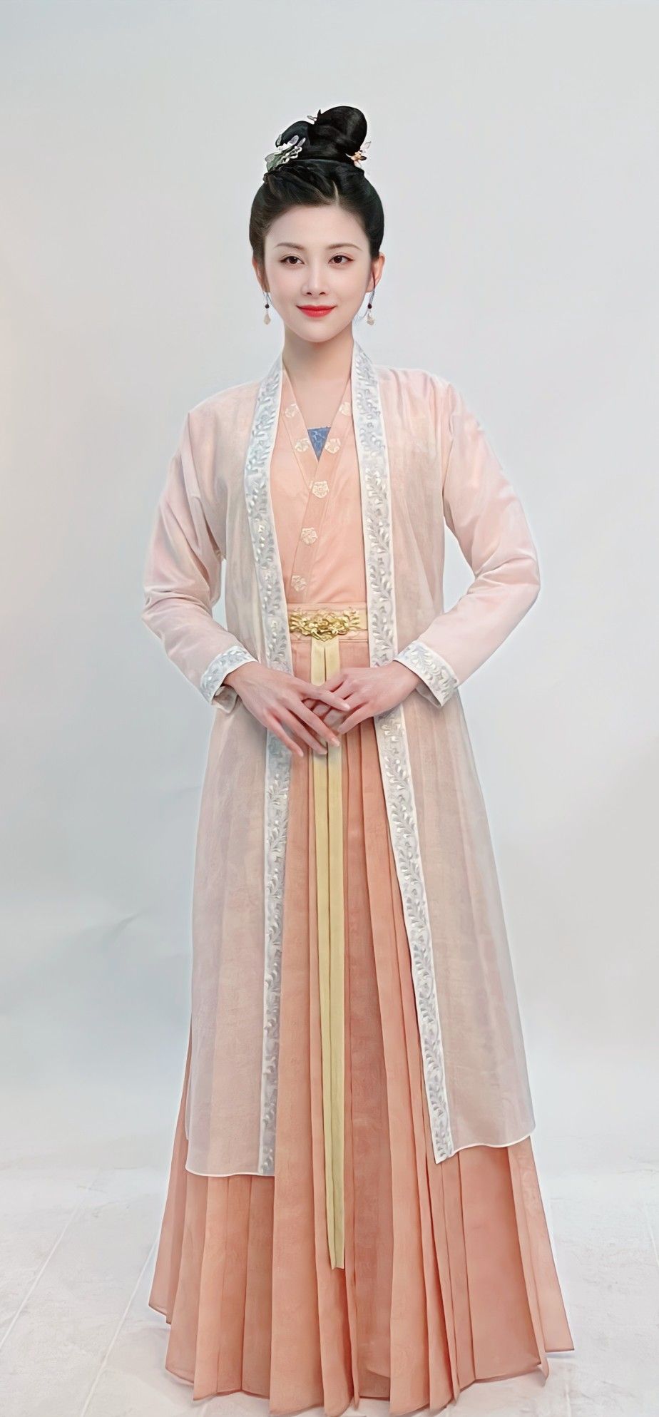 The Enchantment of Cheongsam and Net Skirt:A Blend of Traditional Elegance and Modern Charm The Enchantment of Cheongsam and Net Skirt:A Blend of Traditional Elegance and Modern Charm