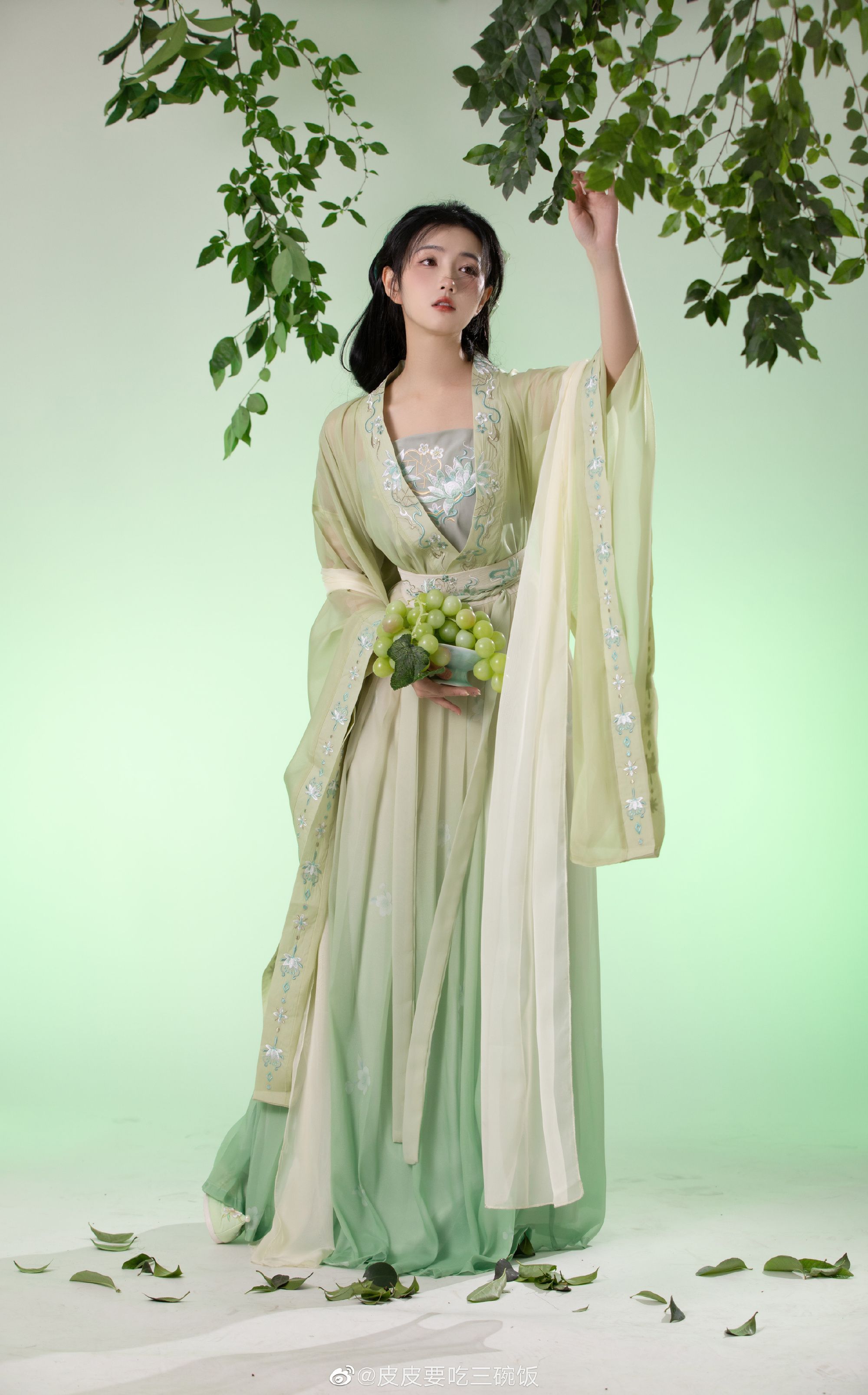 Brides in Traditional Hanfu Hair Accessories:A Glimpse into the Splendid Beauty Brides in Traditional Hanfu Hair Accessories:A Glimpse into the Splendid Beauty