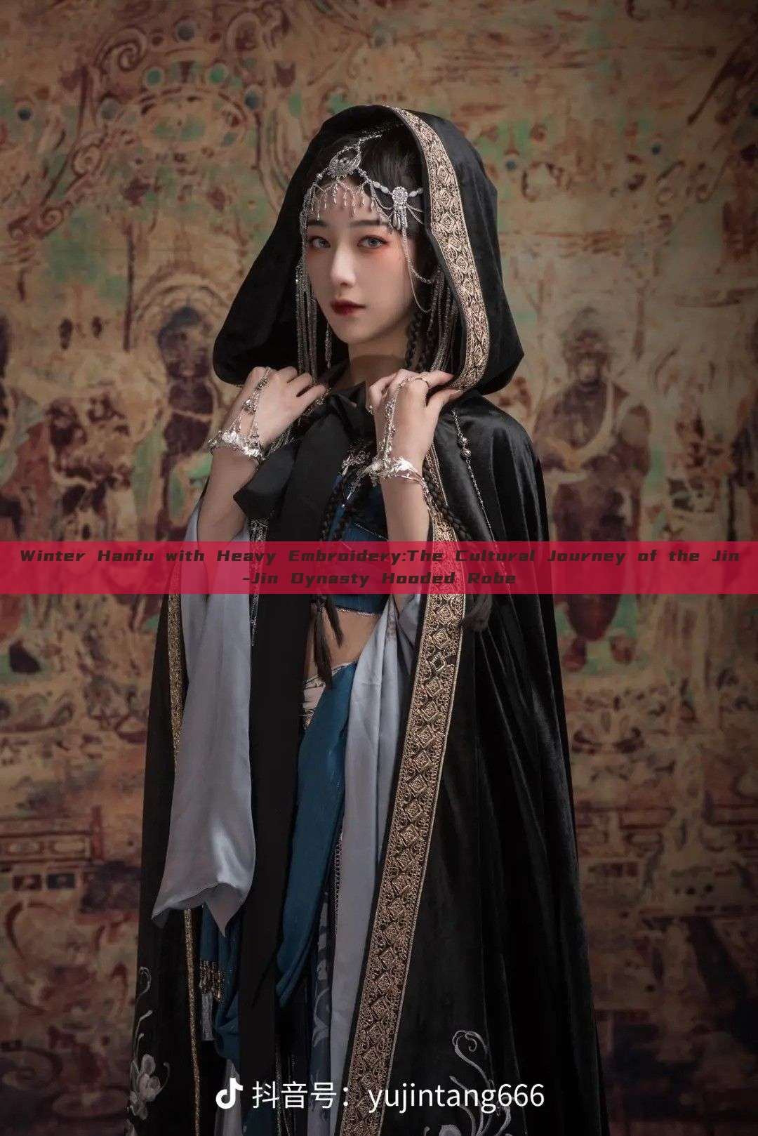 Winter Hanfu with Heavy Embroidery:The Cultural Journey of the Jin-Jin Dynasty Hooded Robe