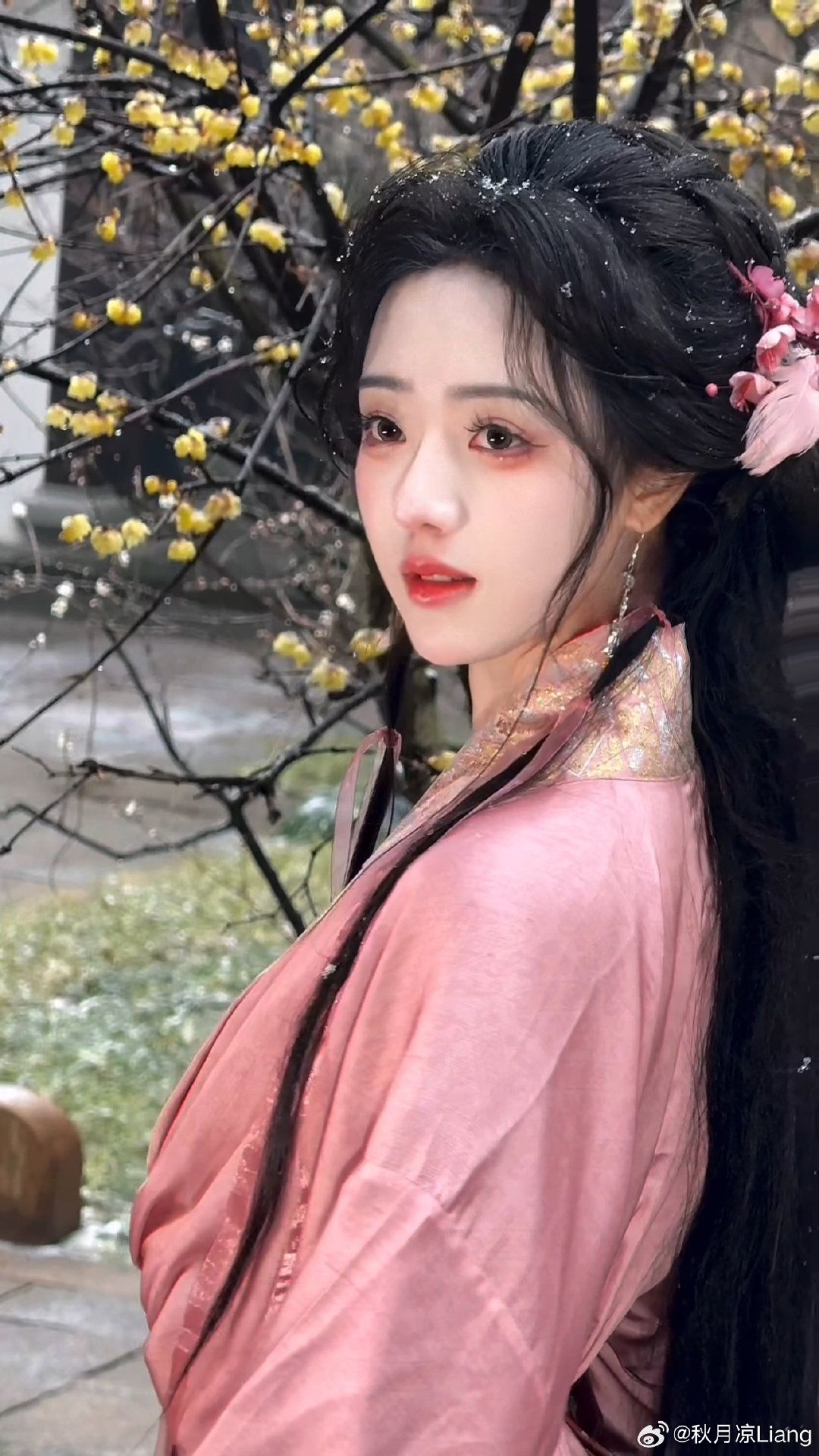 Xiao Zhans Fandom Embraces Traditional Chinese Hanfu as Official Merchandise Xiao Zhans Fandom Embraces Traditional Chinese Hanfu as Official Merchandise