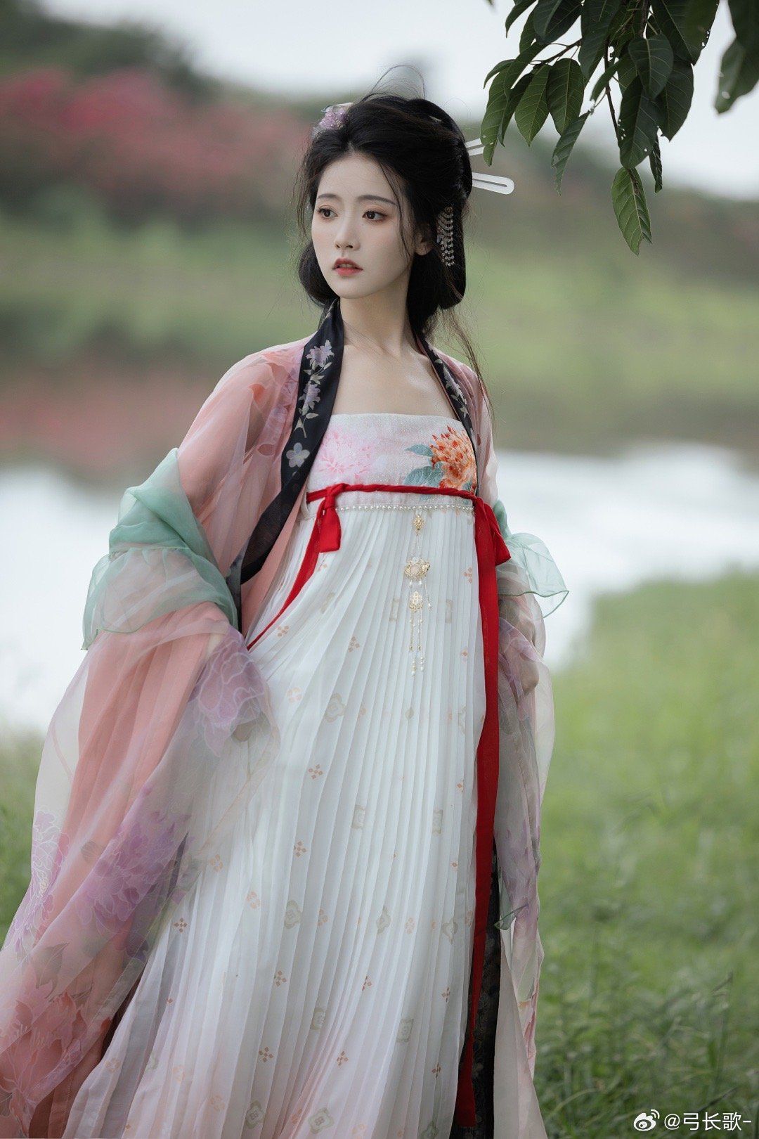Turn One:A Celebration of the First Birthday in Traditional Tang Costumes for a Girl Child Turn One:A Celebration of the First Birthday in Traditional Tang Costumes for a Girl Child
