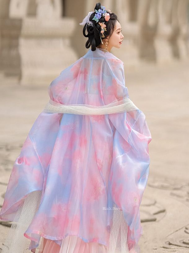 Embracing Quality Evolution:The Evolution of Cheongsam with Enhanced Textures Embracing Quality Evolution:The Evolution of Cheongsam with Enhanced Textures