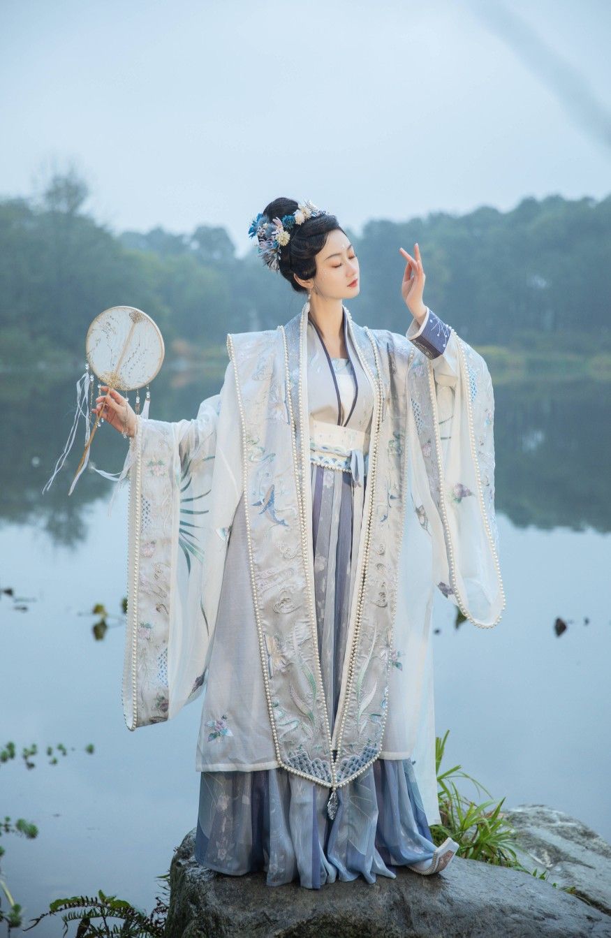 Children in Bai Suzhens Hanfu:The Enchantment of Traditional Chinese Clothing Children in Bai Suzhens Hanfu:The Enchantment of Traditional Chinese Clothing