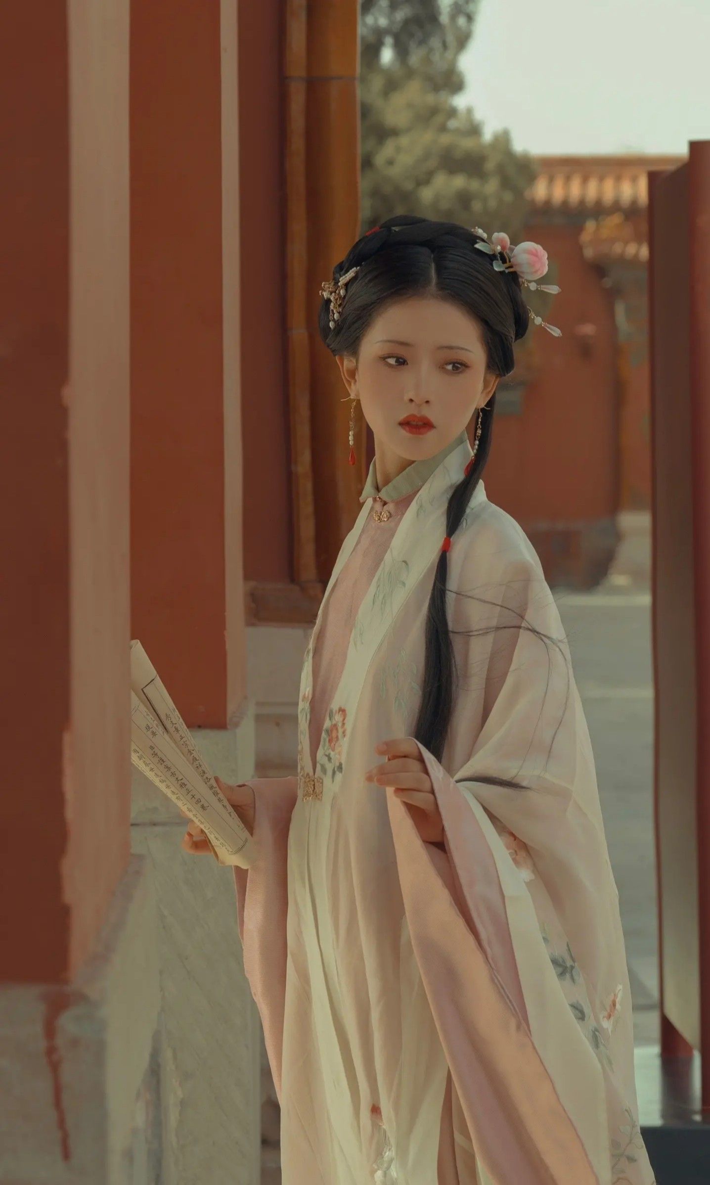 Reinventing the Charm of Cheongsam:The Lovely Evolution of a Traditional Icon Reinventing the Charm of Cheongsam:The Lovely Evolution of a Traditional Icon