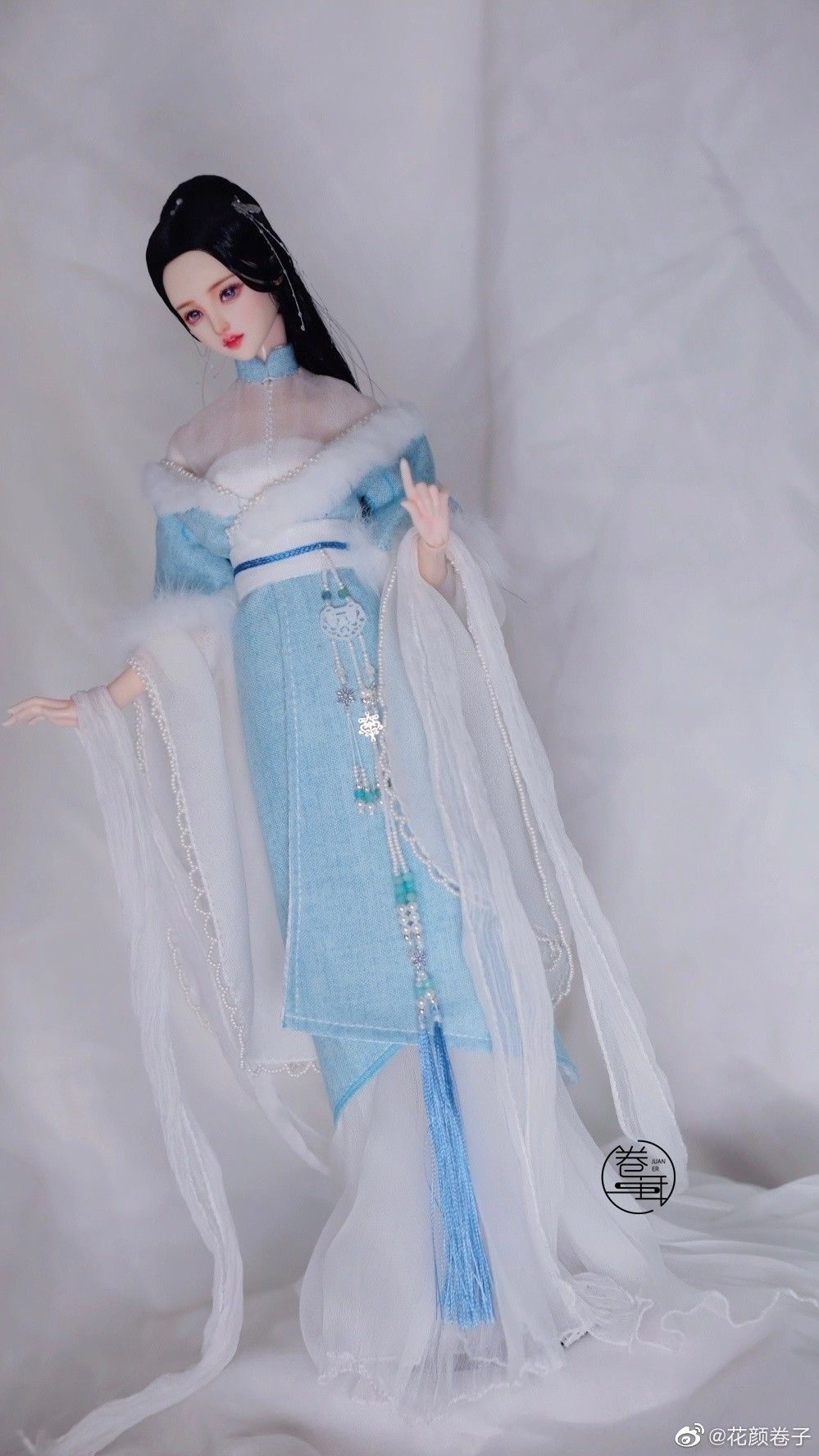 Youthful Elegance of Sleeve-Bearing Cheongsam with Mid-Length Sleeves Youthful Elegance of Sleeve-Bearing Cheongsam with Mid-Length Sleeves