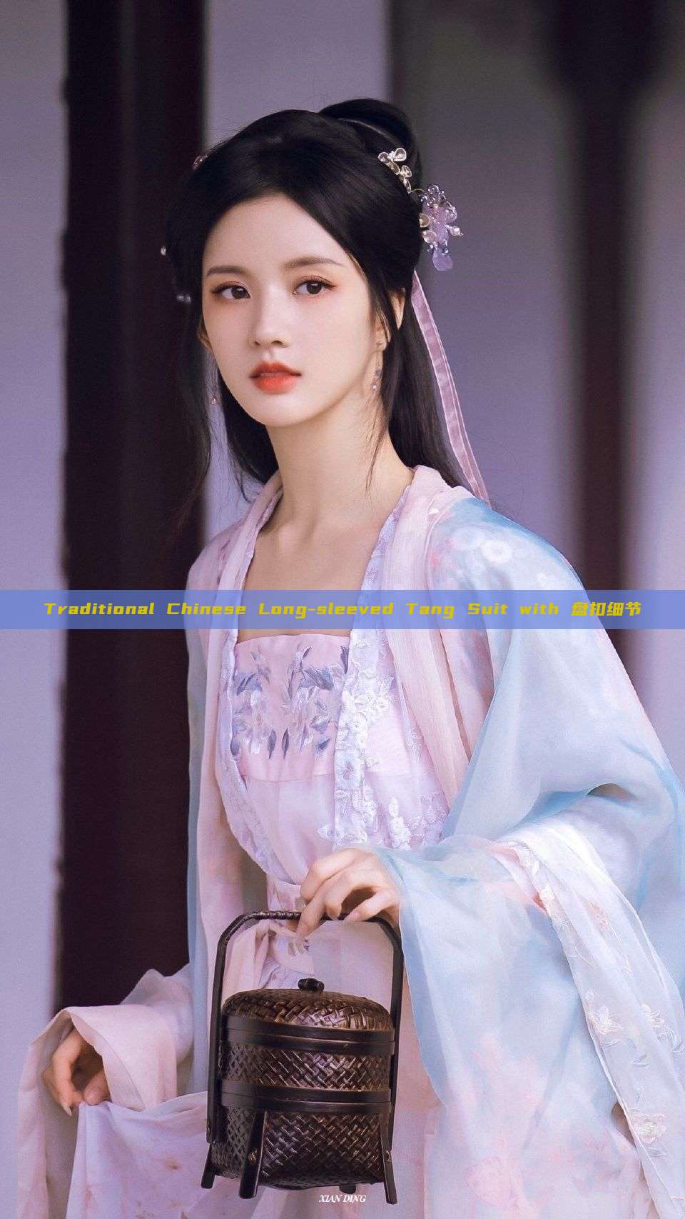 Traditional Chinese Long-sleeved Tang Suit with 盘扣细节