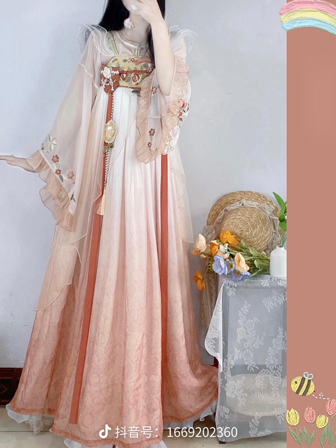 The Rise of Hanfu in Elementary Schools:A Look into the World of Hanfu-Wearing Students The Rise of Hanfu in Elementary Schools:A Look into the World of Hanfu-Wearing Students