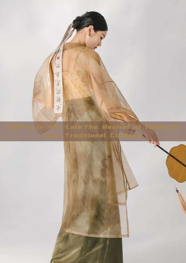Spring is Not Late:The Revival of Hanfu,Chinas Traditional Clothing