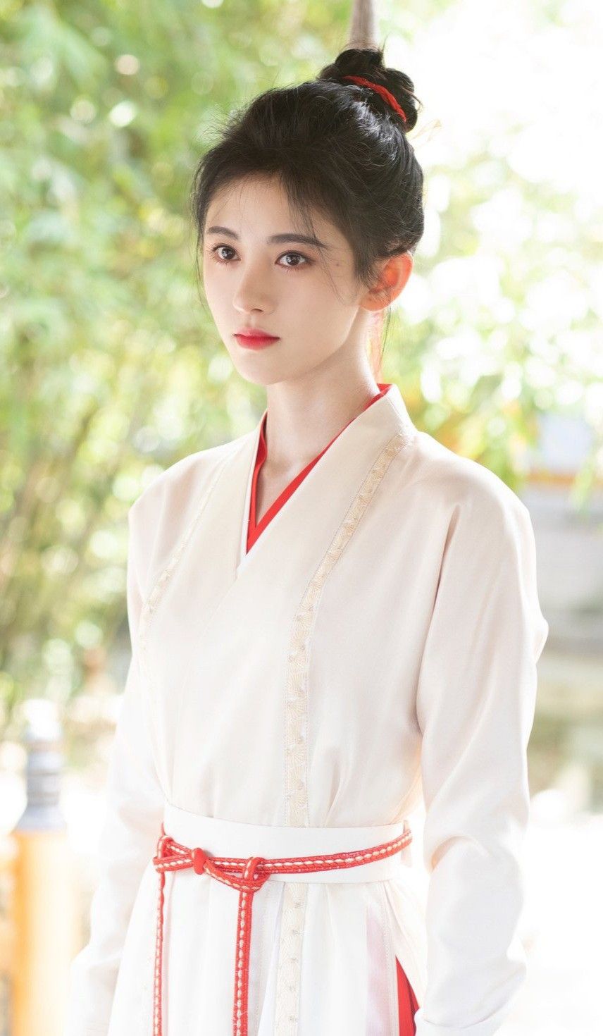 Ancient Hanfu Elegance:A Girl Childs Fairy-like Attire in Autumn Winter