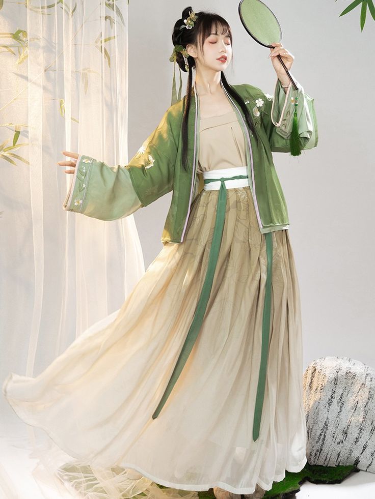 Mid-Length Golden Silk Velvet Cheongsam:A Blend of Tradition and Elegance Mid-Length Golden Silk Velvet Cheongsam:A Blend of Tradition and Elegance