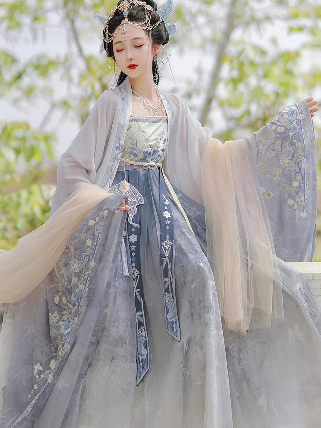Reinventing the Classic:The Refined Elegance of Linglongjiao Cheongsam Reinventing the Classic:The Refined Elegance of Linglongjiao Cheongsam