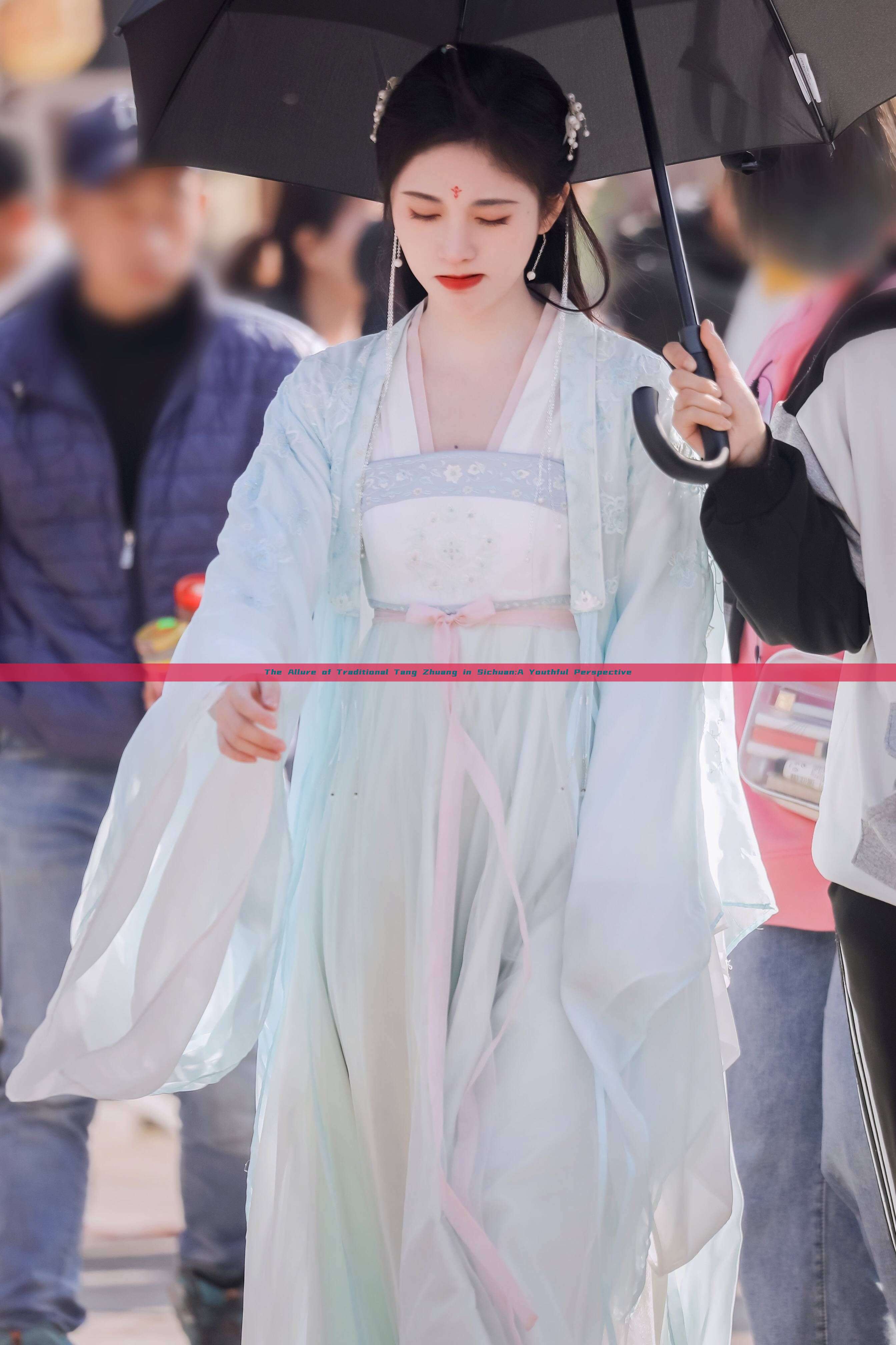 The Allure of Traditional Tang Zhuang in Sichuan:A Youthful Perspective The Allure of Traditional Tang Zhuang in Sichuan:A Youthful Perspective