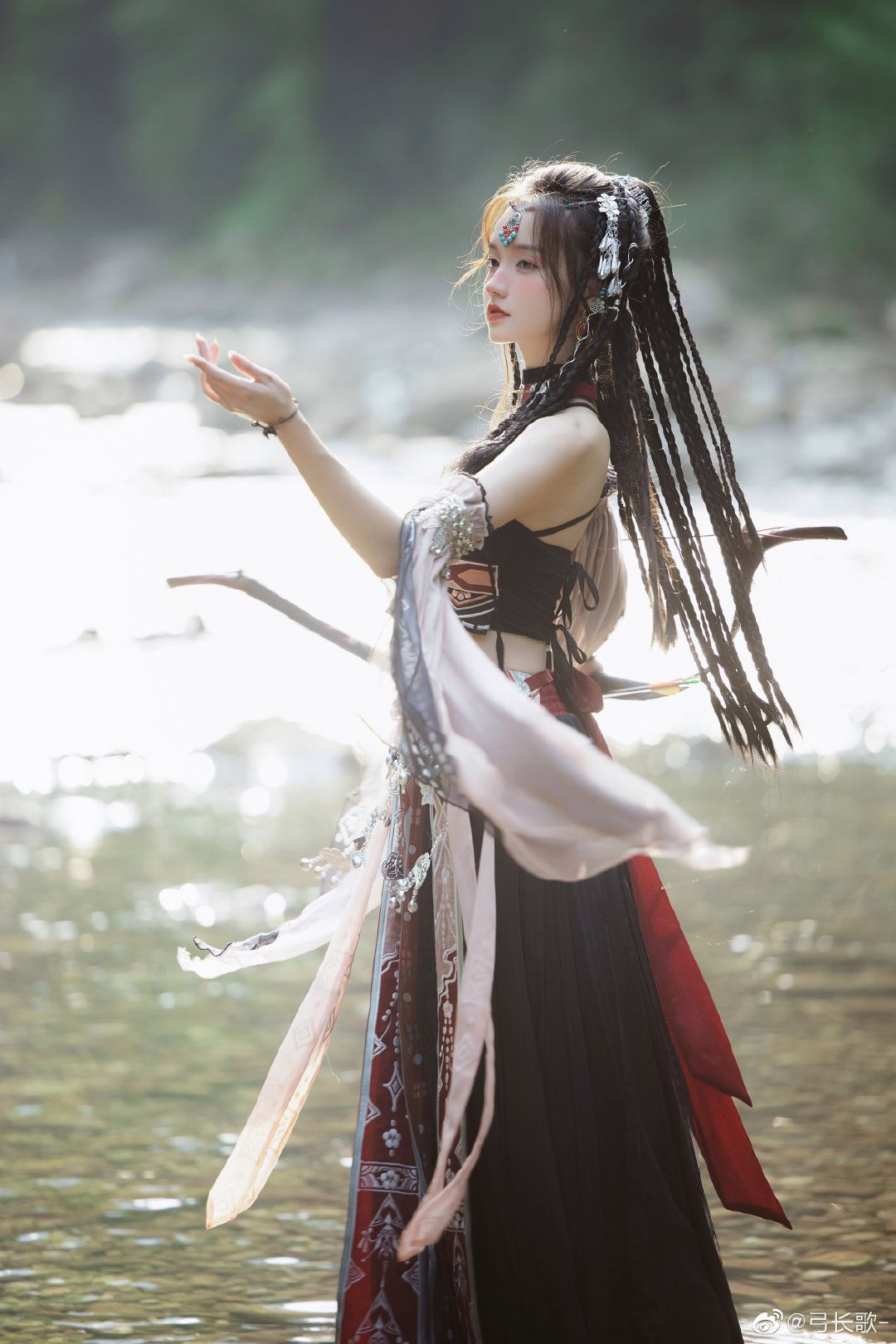 Blooming Steps in Traditional Chinese Splendor:The Revival of Hanfu 汉服) Blooming Steps in Traditional Chinese Splendor:The Revival of Hanfu 汉服)