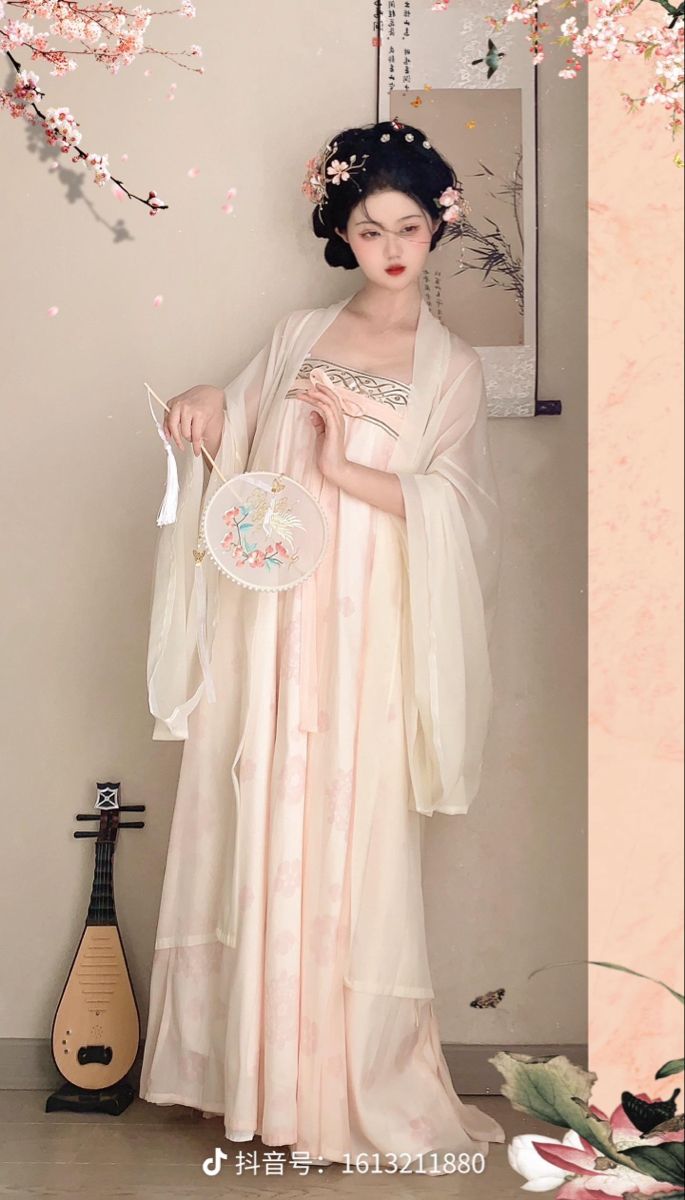 Charming in a Miniature Frame:The Allure of Sleeveless Cheongsam for Petite Women