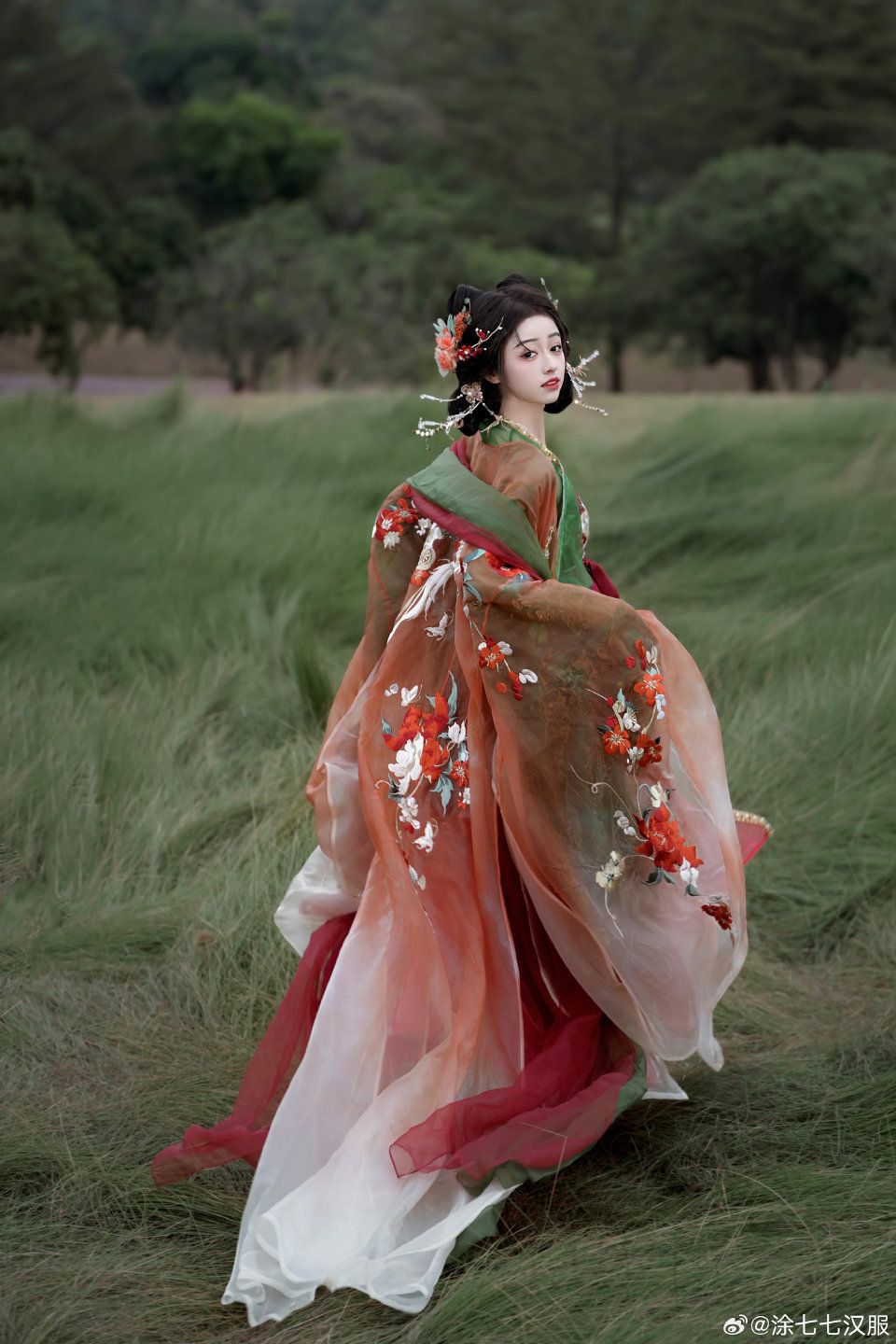 Moonlit Elegance:The Allure of Traditional Hanfu for the Mid-Autumn Festival Moonlit Elegance:The Allure of Traditional Hanfu for the Mid-Autumn Festival