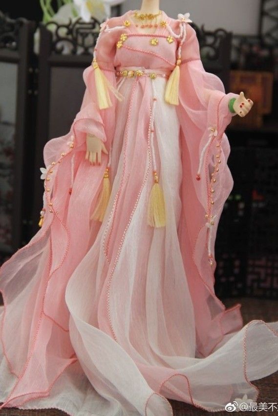 Embracing Elegance:The Enchanting Combination of Pink Cheongsam and High Heels