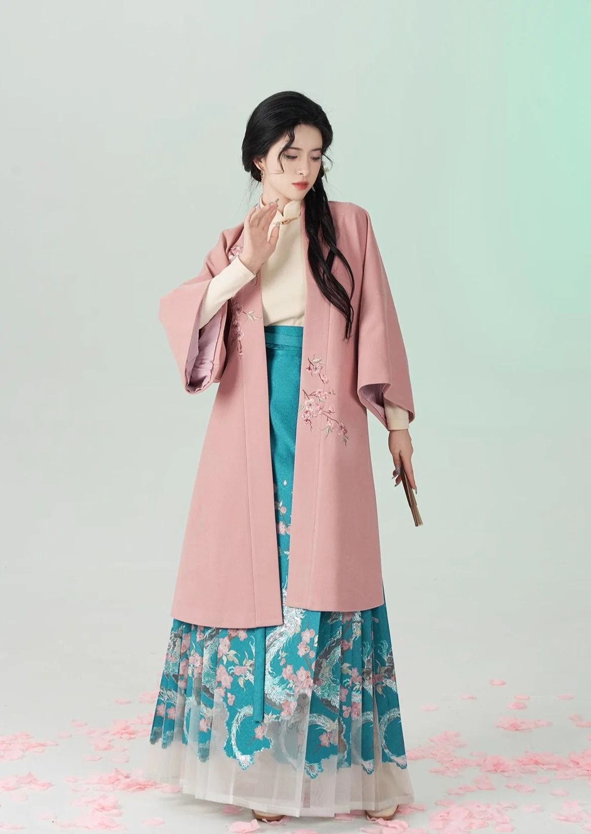 Port Workers Cheongsam:A Cultural Icon in Hong Kong Port Workers Cheongsam:A Cultural Icon in Hong Kong