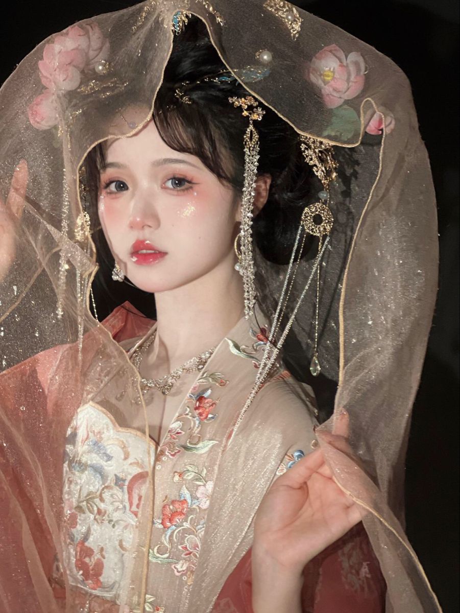 The Enchantment of a Green Cheongsam:A Tale of Light and Shade The Enchantment of a Green Cheongsam:A Tale of Light and Shade