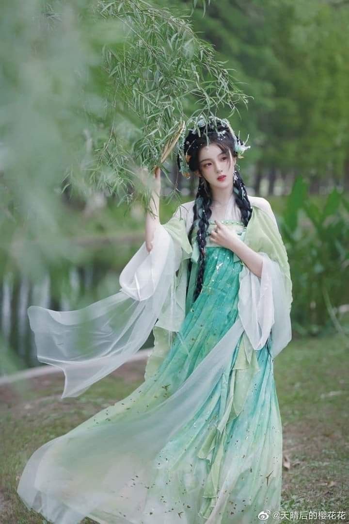The Half-Face Mask of Hanfu:A Blend of Traditional Beauty and Modern Interest The Half-Face Mask of Hanfu:A Blend of Traditional Beauty and Modern Interest