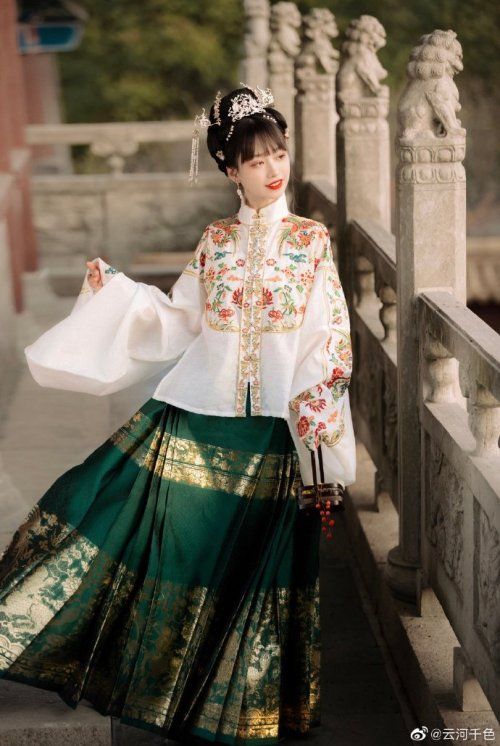 Fiancée Qipao Style for Petite Brides:A Guide to Ordering and Styling