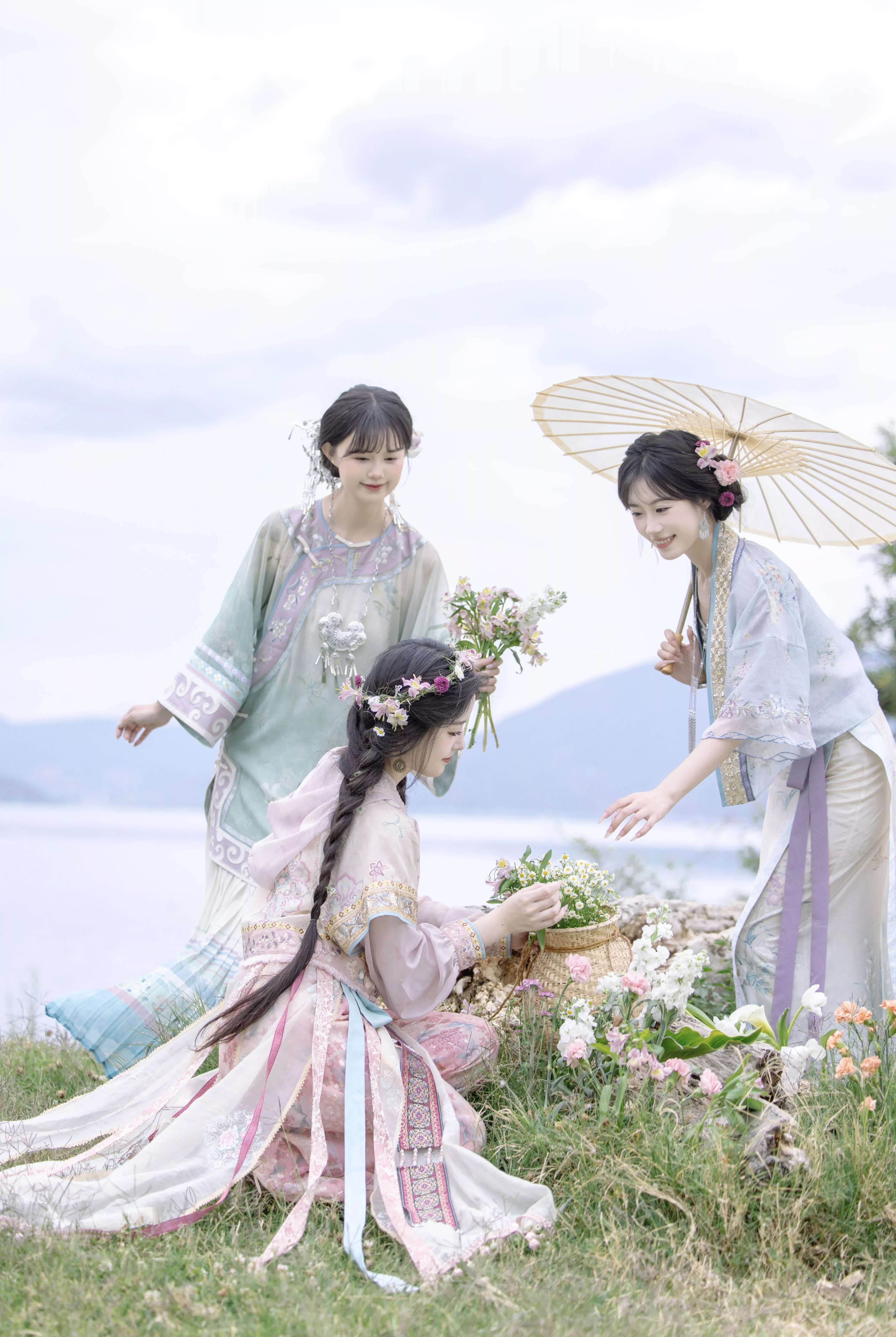 Mo Mo Morning Mist and Original Hanfu:The Enchantment of Ink-Dyed Rain