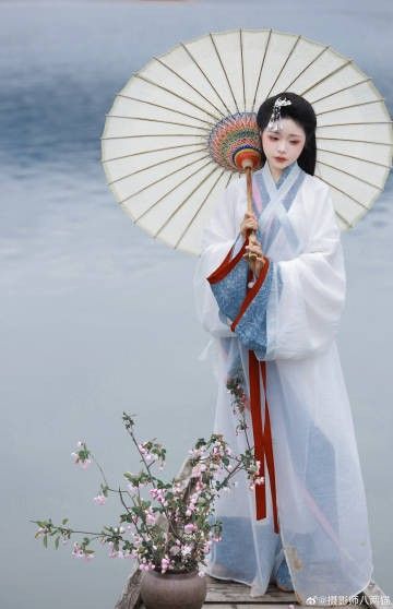 The Splendor of Song Dynasty Hanfu:The Long-Shirted Elegance