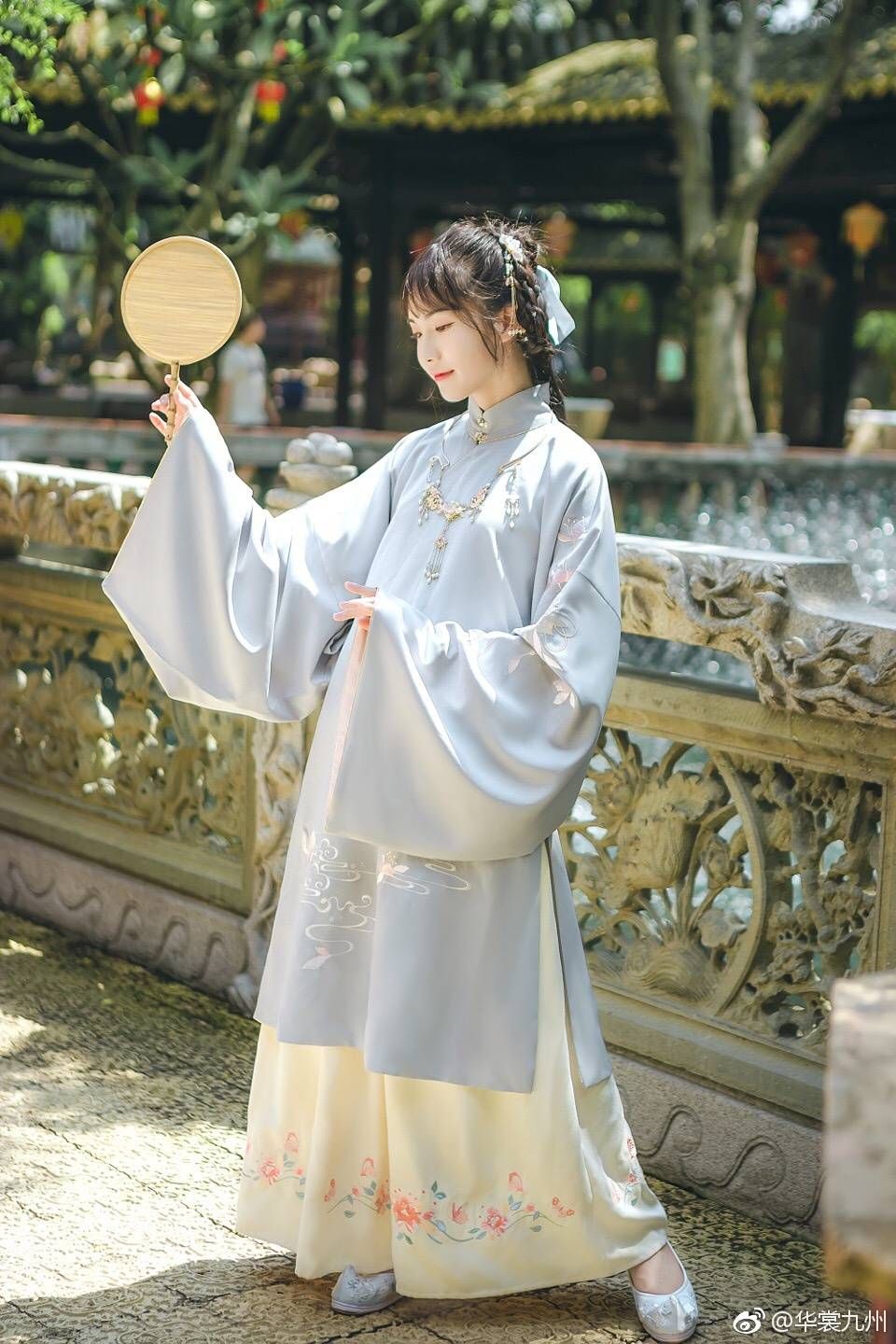 The Charm of Cheongsam:A Closer Look at Its Sleek,Mid-Length Sleeve Design The Charm of Cheongsam:A Closer Look at Its Sleek,Mid-Length Sleeve Design