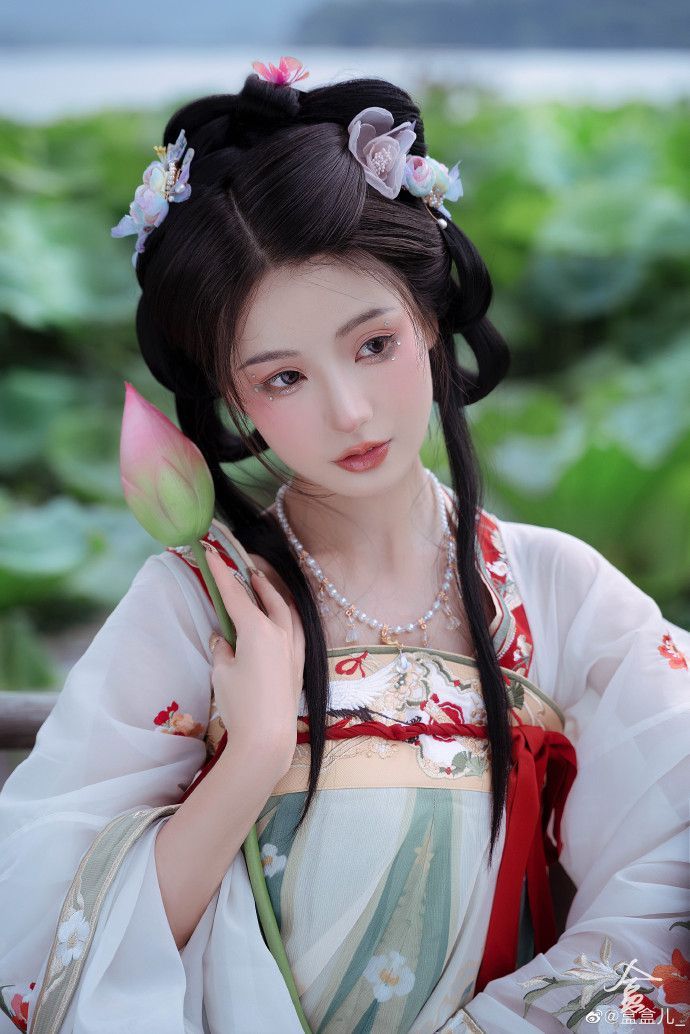 Embracing Summer in a Stylish Cheongsam with Splits:Fashion Trends and Design Elements