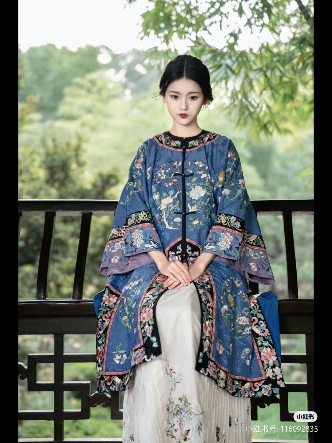Elegant Horseface Skirt and Traditional Tea Attire:A Cultural Journey