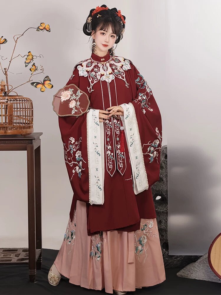 Prairie Mythical Beasts and Traditional Hanfu Costumes in Penglai Prairie Mythical Beasts and Traditional Hanfu Costumes in Penglai