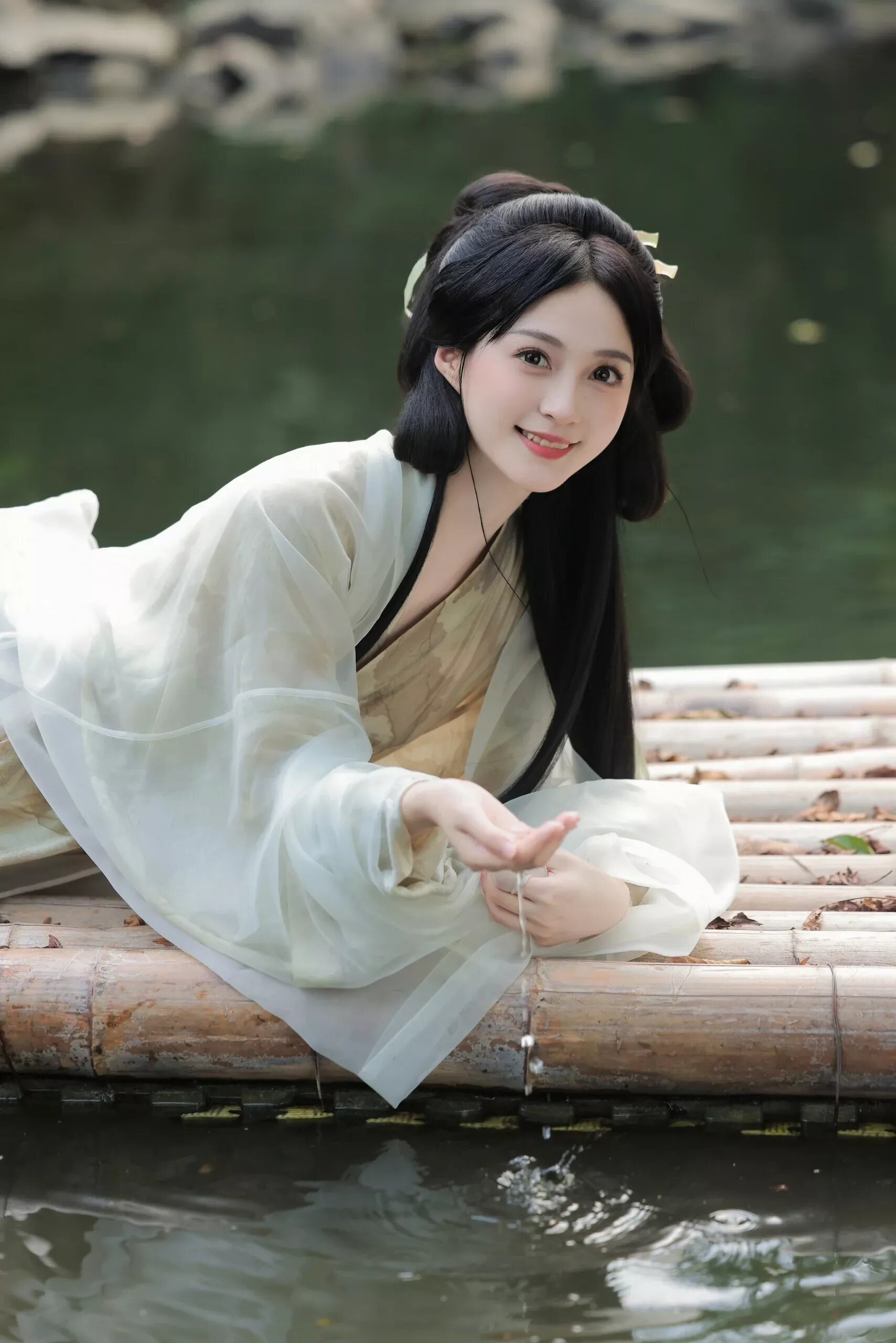 Reimagining Traditional Tangzhuang for Modern Women in Autumn and Winter Fashion