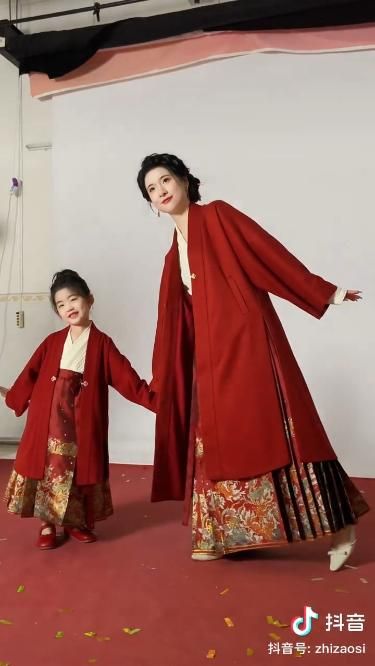 Classic Style:The Rise of the Square-neck Cheongsam with Long Lengths